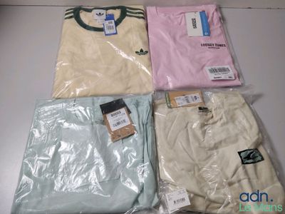 trois paires de t-shirts dans des sacs en plastique posés sur une table