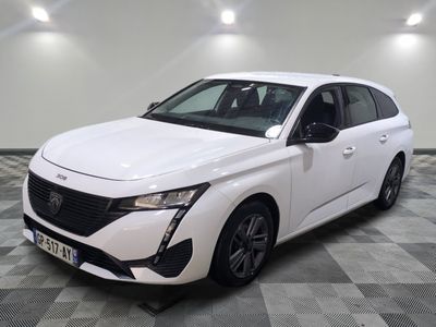 la voiture blanche est garée sur le sol à carreaux d'une pièce