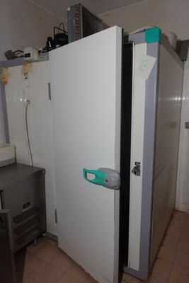 un réfrigérateur qui se trouve dans un coin de la cuisine