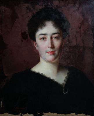 portrait d'une femme en robe noire devant un mur rouge
