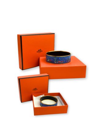 une boîte orange contenant un bracelet bleu et noir