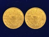 deux souverains d'or, dont l'un porte des armoiries et l'autre une couronne