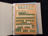 un classeur contenant de nombreux timbres