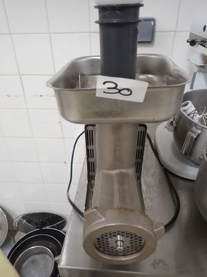 une machine posée sur le comptoir d'une cuisine
