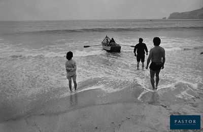 des gens qui sortent de l'eau sur la plage