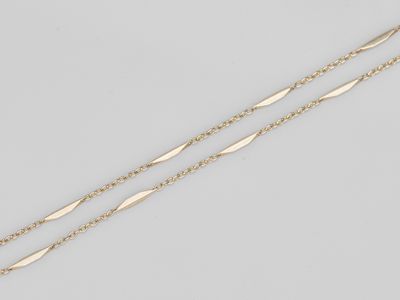 une paire de bracelets à chaîne en or