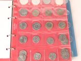 un classeur rouge contenant un tas de pièces de monnaie
