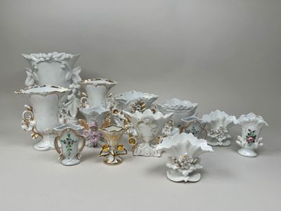 un grand nombre de vases posés sur une table