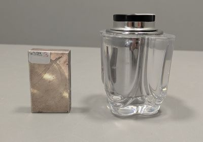 un flacon de parfum à côté d'un coffret de parfum