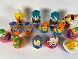 un grand nombre de petites figurines posées sur une table