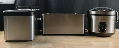 trois types différents d'appareils électroménagers de cuisine posés sur la table