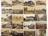 une vieille photo montrant un ensemble de vieilles voies ferrées et de bâtiments