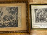deux tableaux encadrés accrochés l'un à côté de l'autre au mur