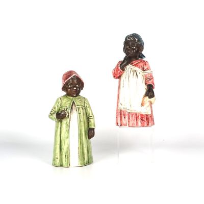 deux figurines représentant une femme et un homme debout l'un à côté de l'autre