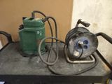 une machine posée sur une table