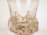 un vase en verre avec un motif sur une surface blanche