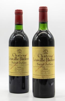 deux bouteilles de vin posées l'une à côté de l'autre sur une surface blanche