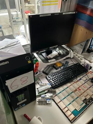 un bureau sur lequel se trouvent un ordinateur, un clavier, une souris et d'autres objets