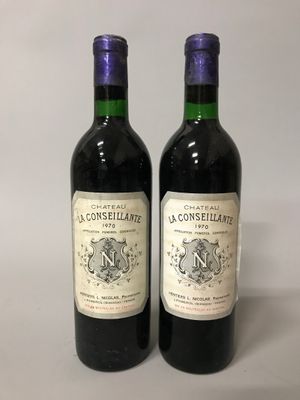 deux bouteilles de vin posées l'une à côté de l'autre sur une table