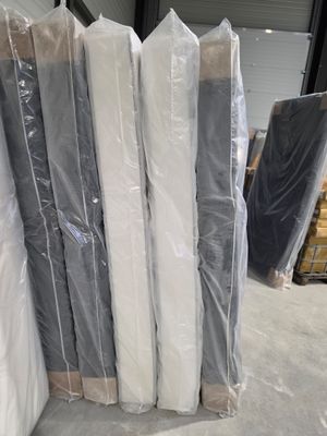 une grande pile de matelas entreposée dans un entrepôt