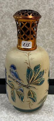 un petit vase orné d'un oiseau, posé sur une table