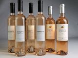 plusieurs bouteilles de vin posées les unes à côté des autres sur une table