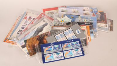 une pile de timbres et de cartes postales posée sur une table