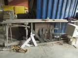 une table sur laquelle se trouvent des lettres de toutes sortes