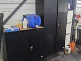 une photo d'un garage avec un réfrigérateur et des placards