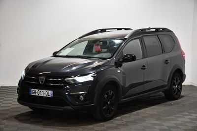 un 4x4 noir garé dans une pièce au sol en damier
