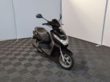un scooter garé dans une pièce