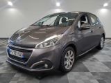 la voiture grise est garée dans le garage sur un sol en damier