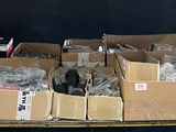 un chariot sur lequel sont posées des cartons contenant divers articles