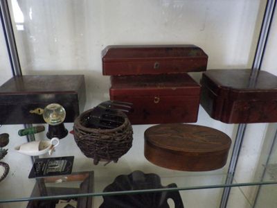 une vitrine en verre contenant divers objets