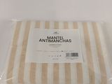 des serviettes en papier rayées de beige et de blanc sur une table blanche