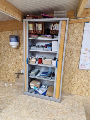 une pièce dans laquelle se trouvent une étagère et une bibliothèque