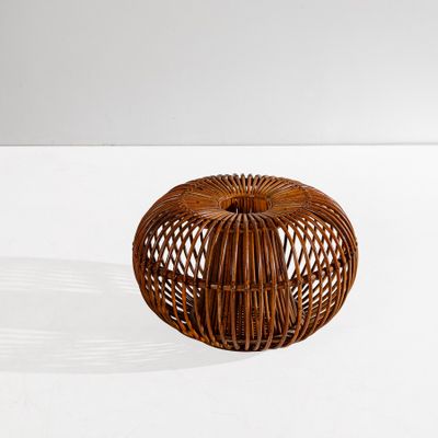 une image représentant une pomme en osier posée sur une surface blanche