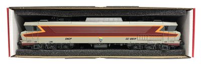 une boîte contenant un train, sur fond blanc