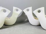 trois oiseaux en céramique blanche sont posés sur une surface grise