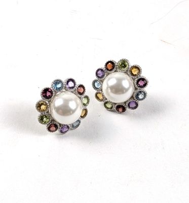 paire de boucles d'oreilles en perles et cristaux multicolores