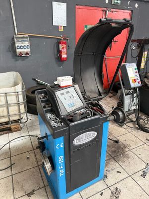 a machine that is sitting on the floor in the garage