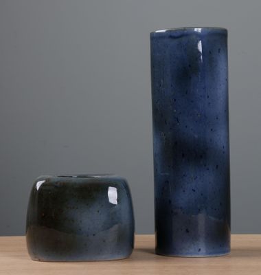 VIREBENT. Réunion d'un vase rouleau et d'un soliflore en por…