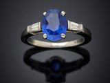 une bague en saphir et diamant