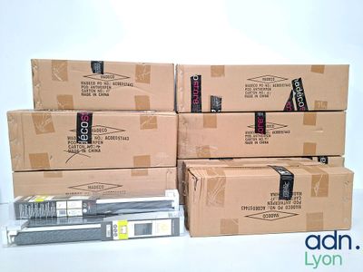 plusieurs boîtes sont empilées sur une table