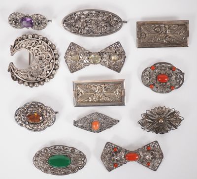 12 différentes broches fantaisie en métal argenté ou argent … - Photo 1