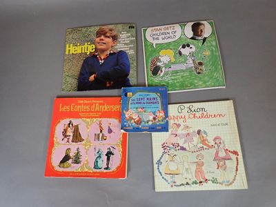 plusieurs livres pour enfants sont alignés sur une table