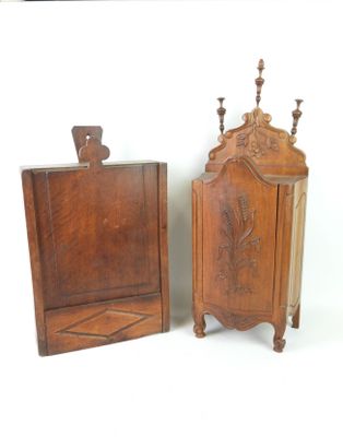 two pieces of furniture that are sitting next to each other