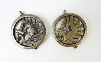 deux pendentifs en argent et en or, ornés d'un oiseau au centre