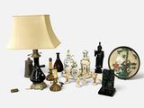 un grand nombre d'objets posés sur une table