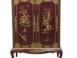 une image représentant une armoire rouge ornée de motifs orientaux